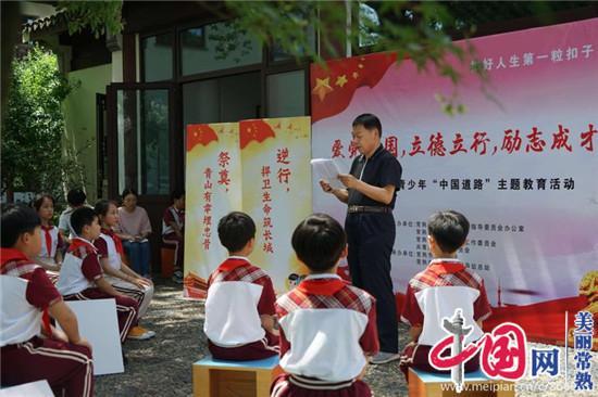 黑色斜肩修身短款上衣搭配浅灰色牛仔裤，日常又轻松的搭配风格你心动了吗？游戏画面
